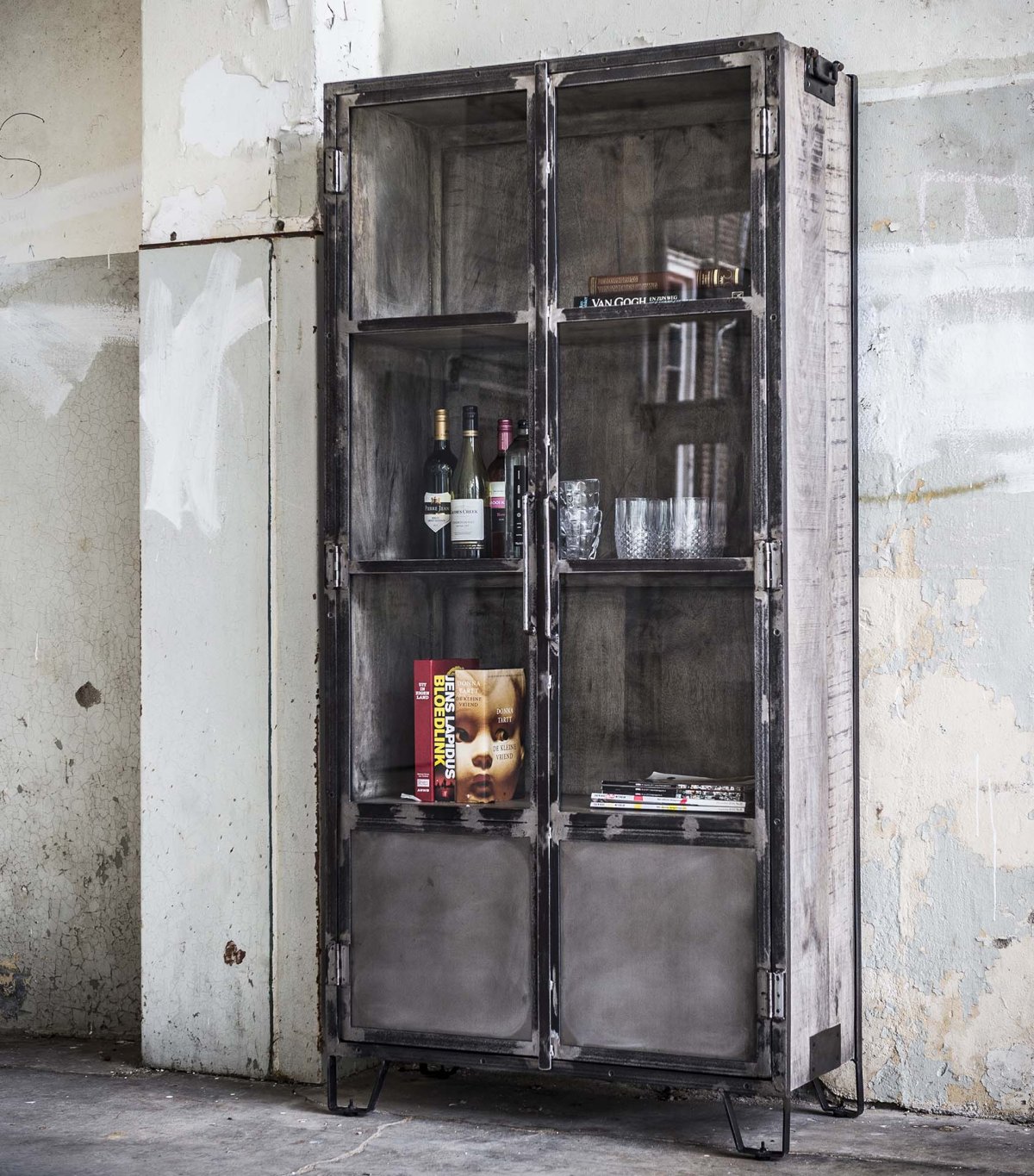 Старый сервант в стиле лофт