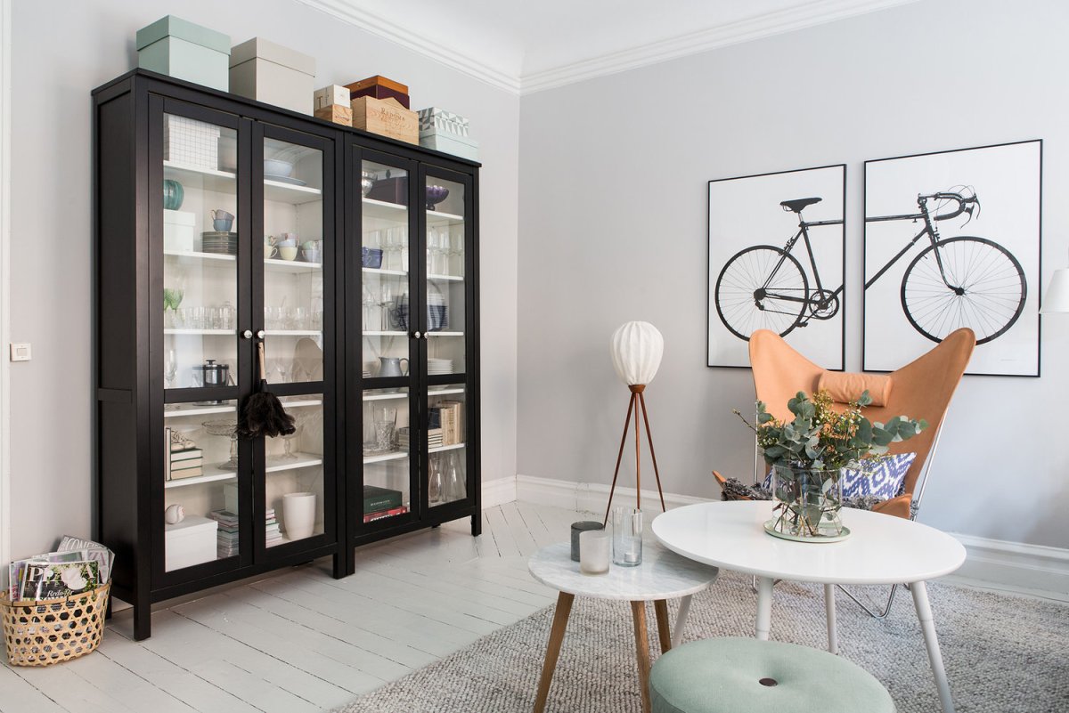 Шкаф витрина в интерьере