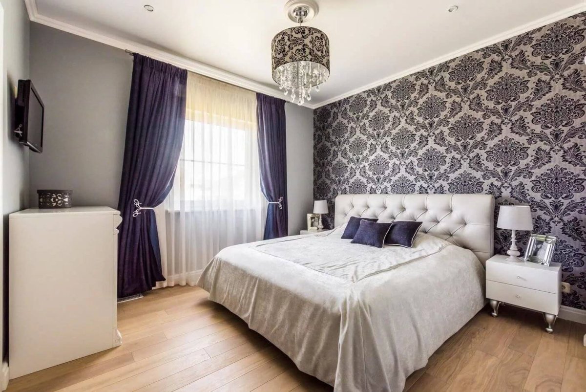 Спальня с молдингами на стенах