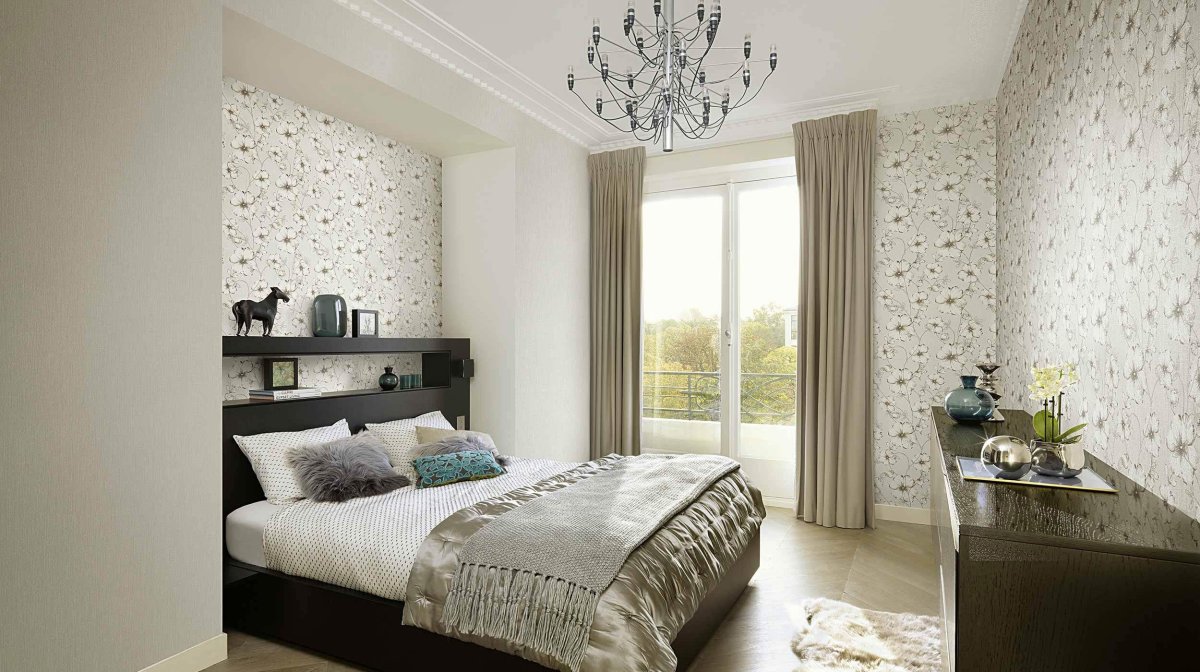 Спальня с комбинированными обоями