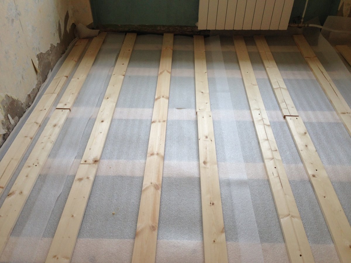 Монтаж чернового пола на лагах в деревянном доме