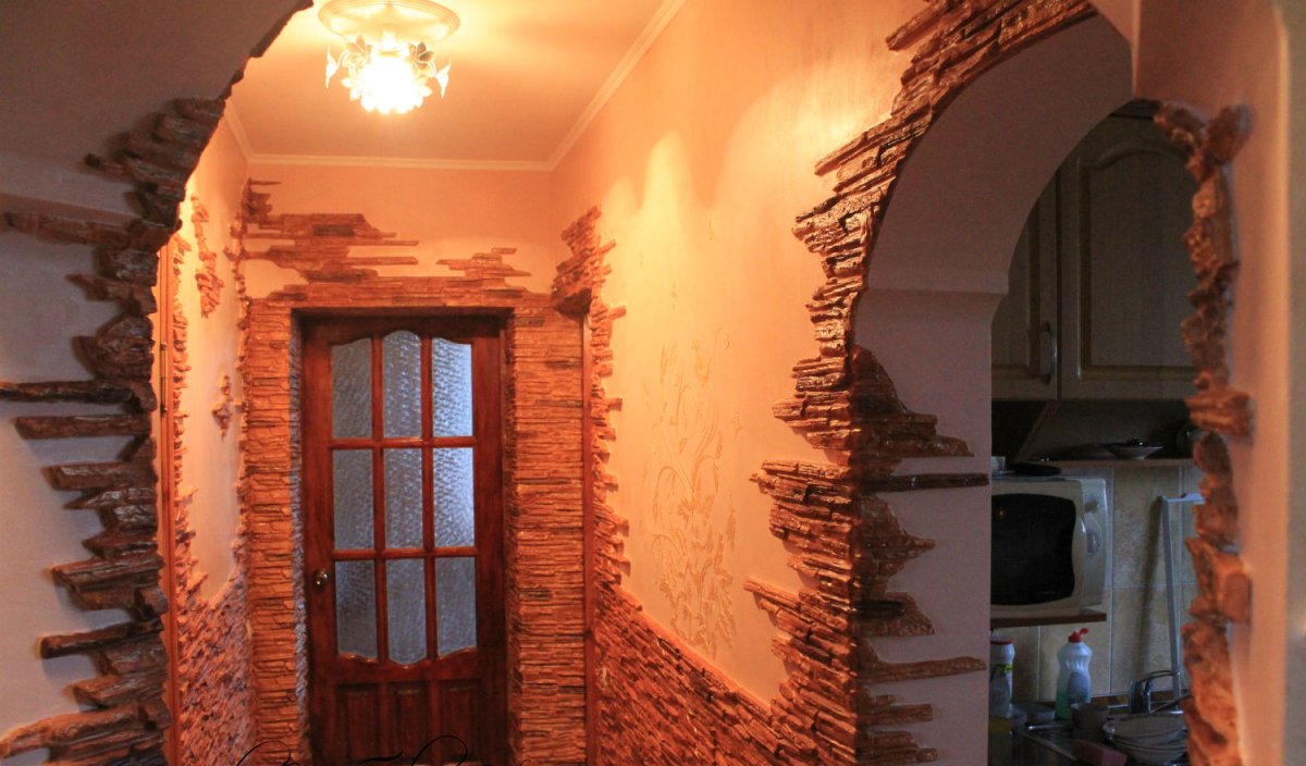 Отделка прихожей декоративным камнем и обоями