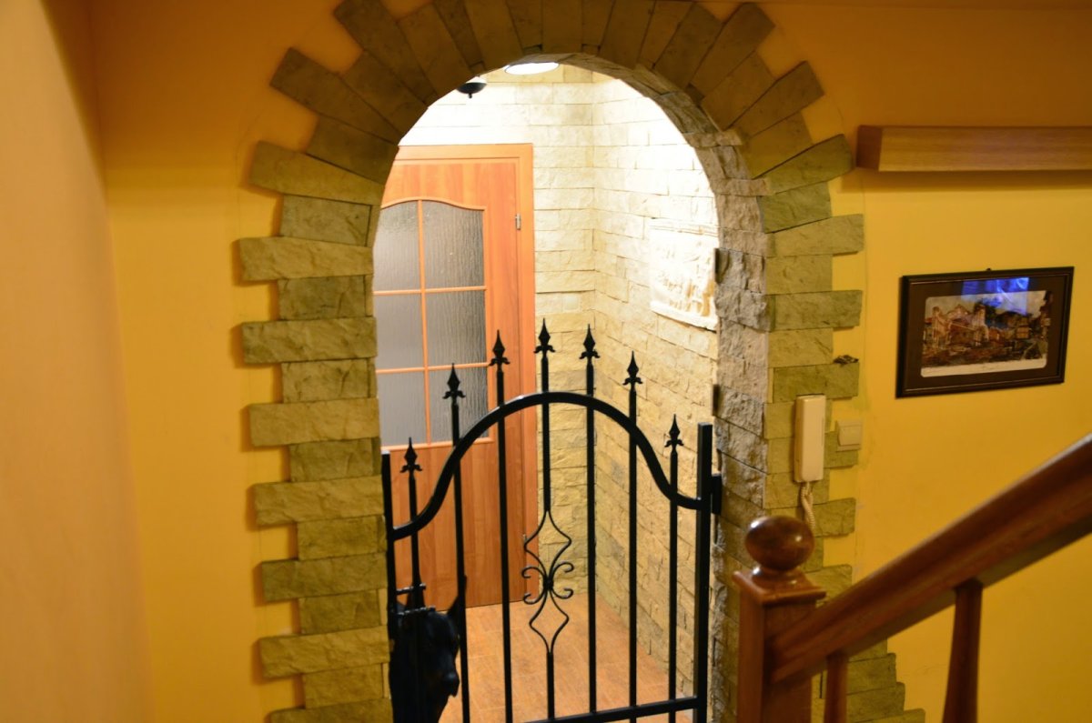 Декорирование стен искусственным камнем