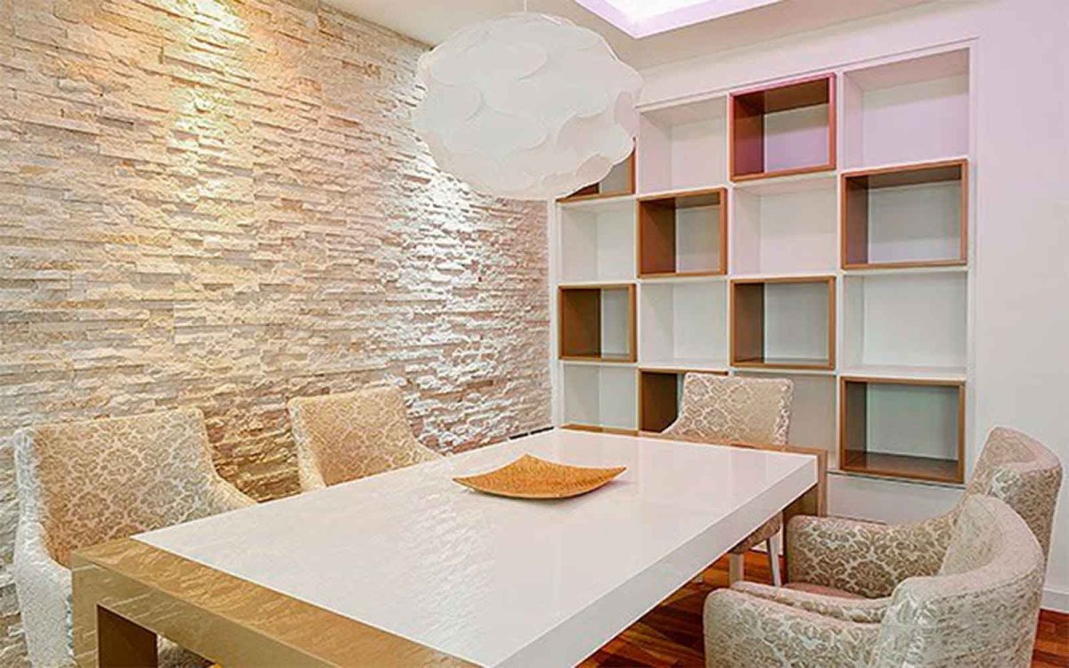 Отделка комнаты декоративным камнем