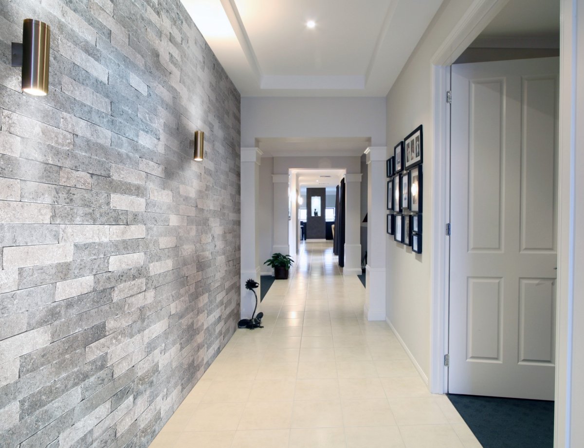 Мраморная плитка на стене в коридоре