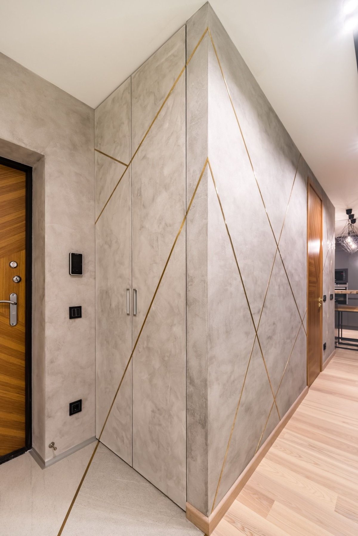 Отделка стен в прихожей