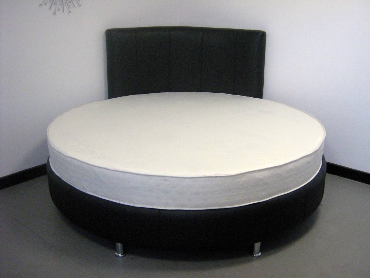 Круглая кровать икеа в интерьере