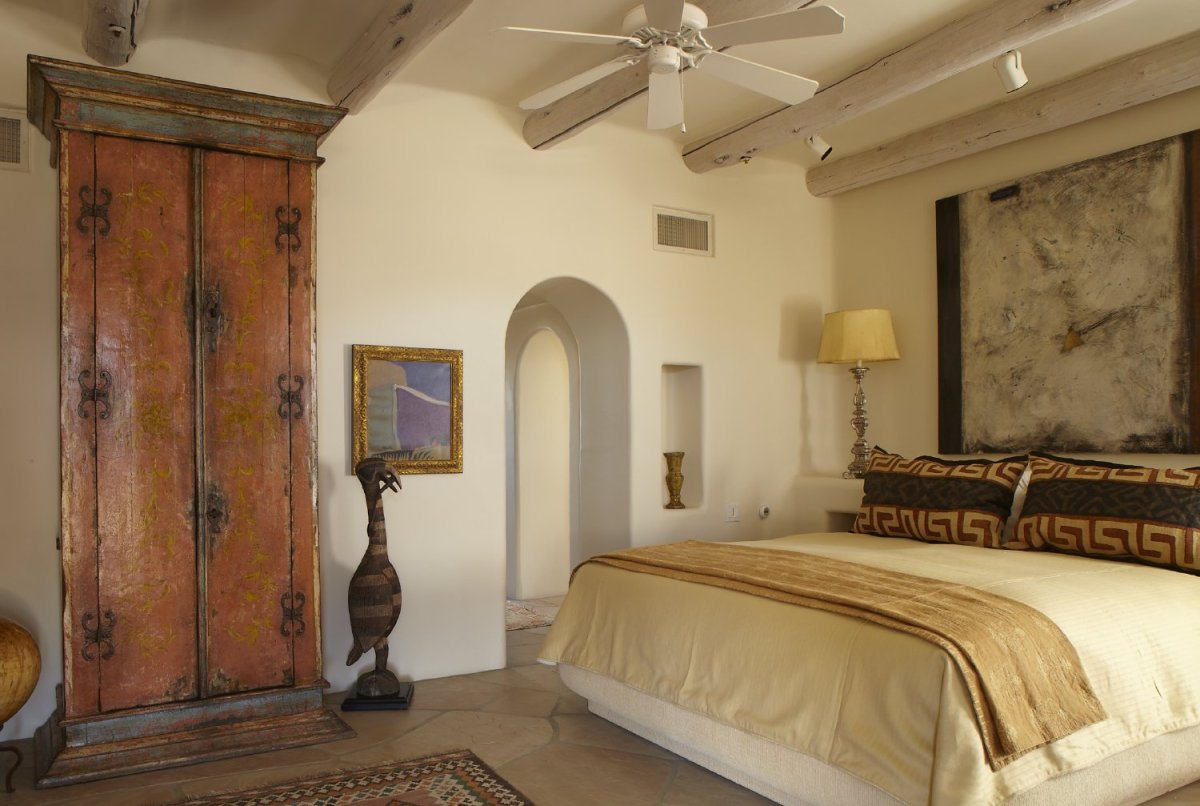 Спальня в средиземноморском стиле в бежевых тонах