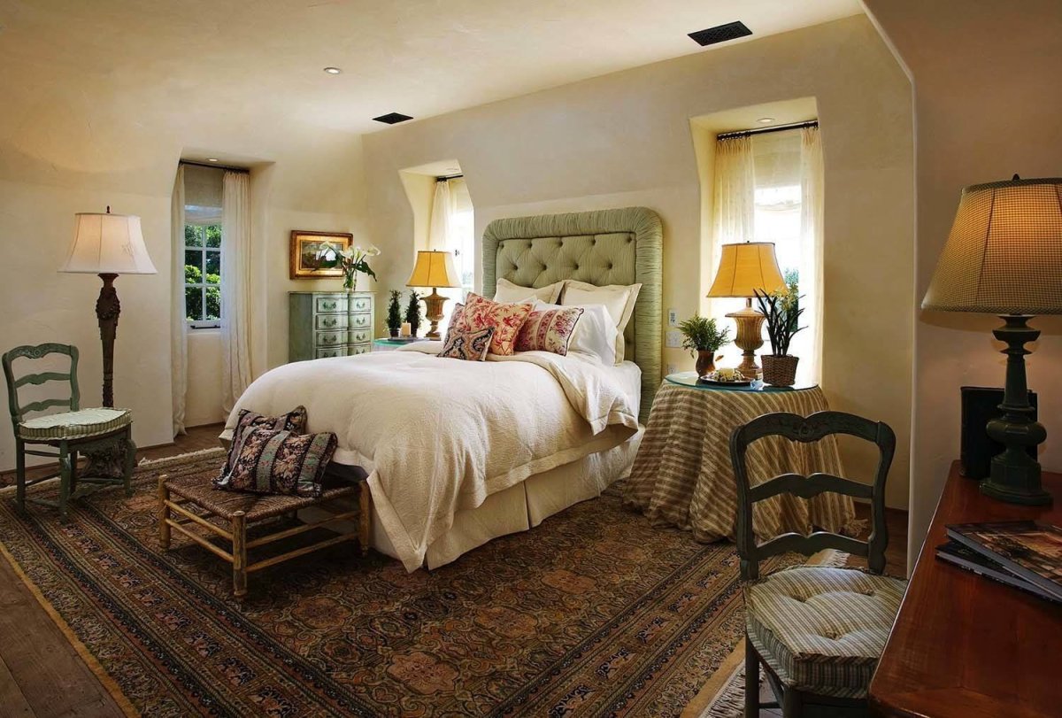 Спальня в загородном доме в средиземноморском стиле