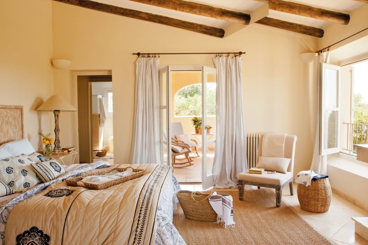 Спальня с балдахином в стиле Средиземноморья
