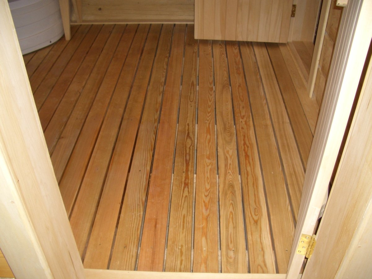 Деревянный пол в сауне