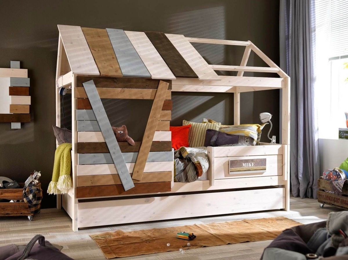 Большая кровать для маленького ребенка