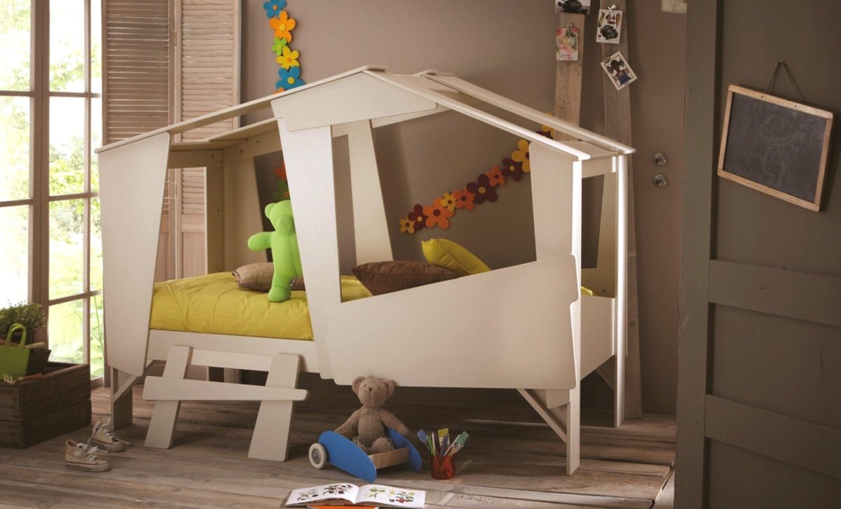 Детская комната с кроватью домиком
