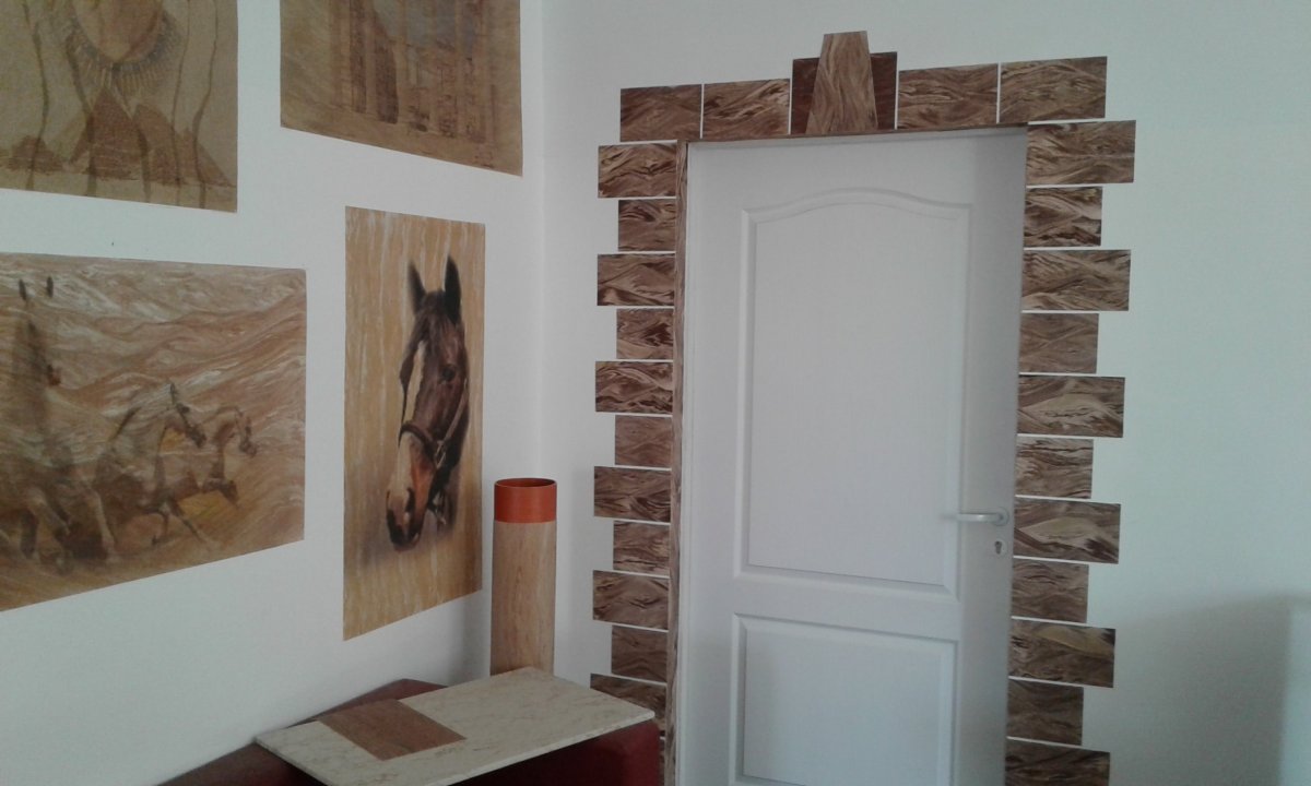 Отделка входной двери камнем