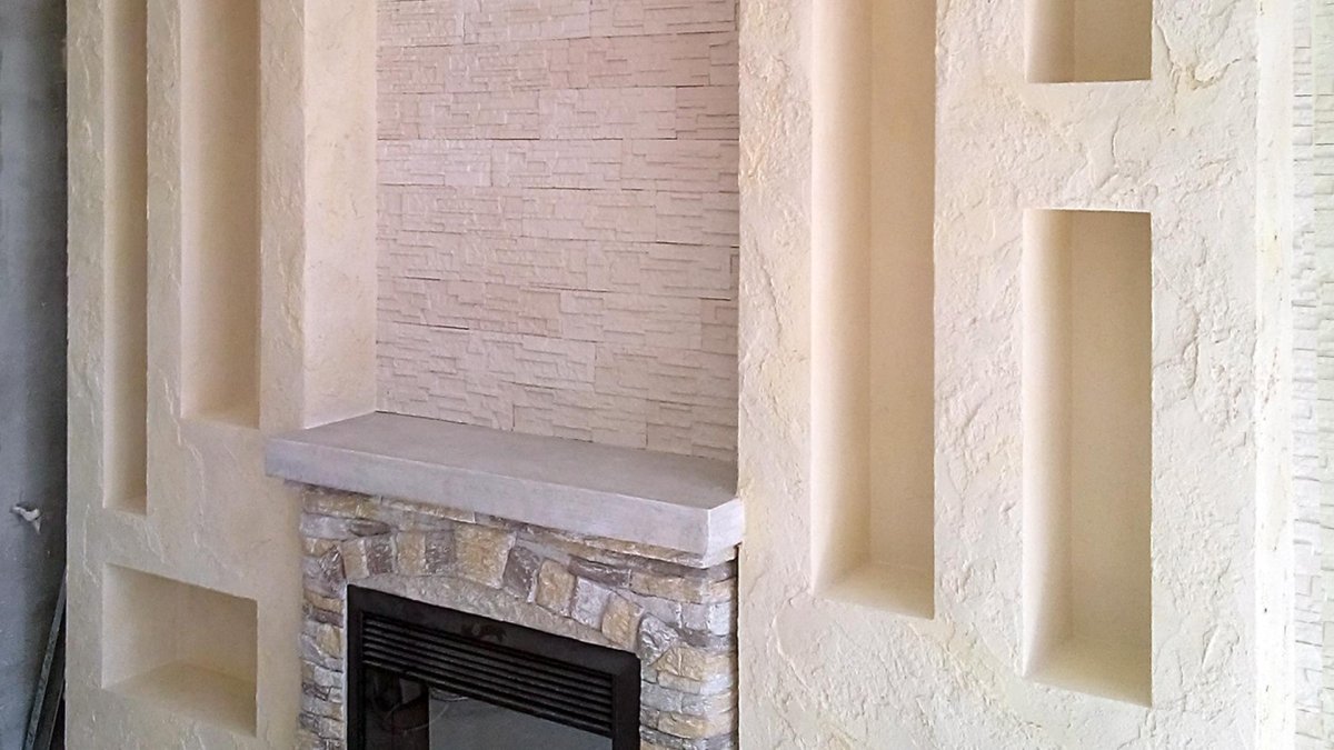 Сочетание декоративного камня и декоративной штукатурки