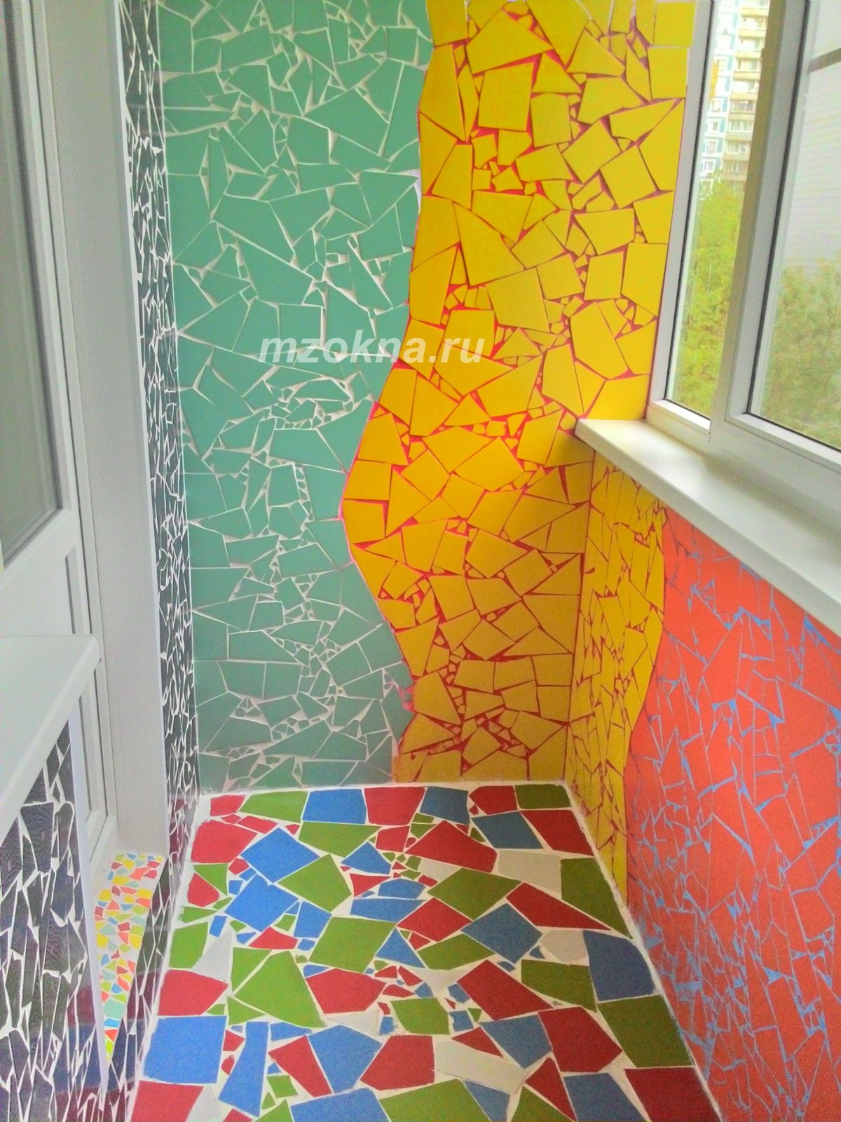 Мозаичный пол из битой плитки
