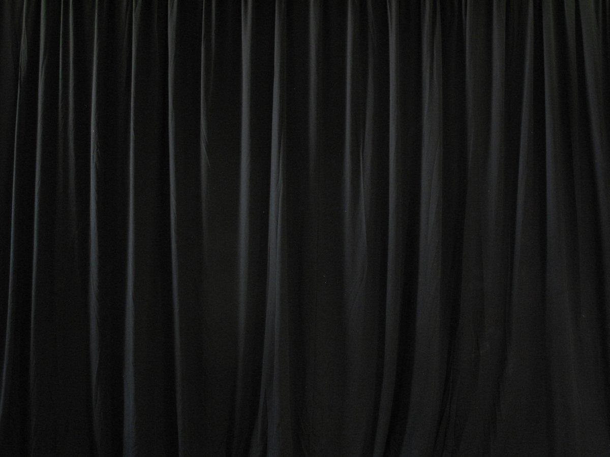 Черный бархатный занавес