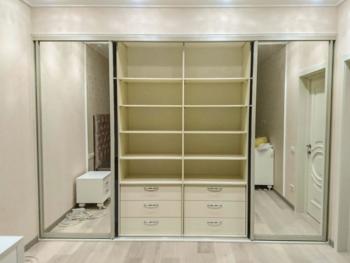 Встроенные шкафы во всю стену