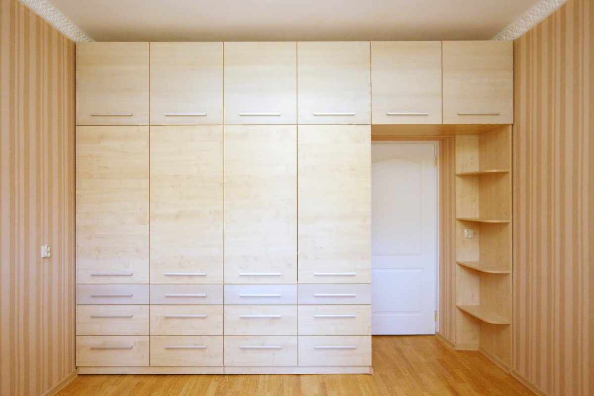 Шкаф с телевизором в спальню