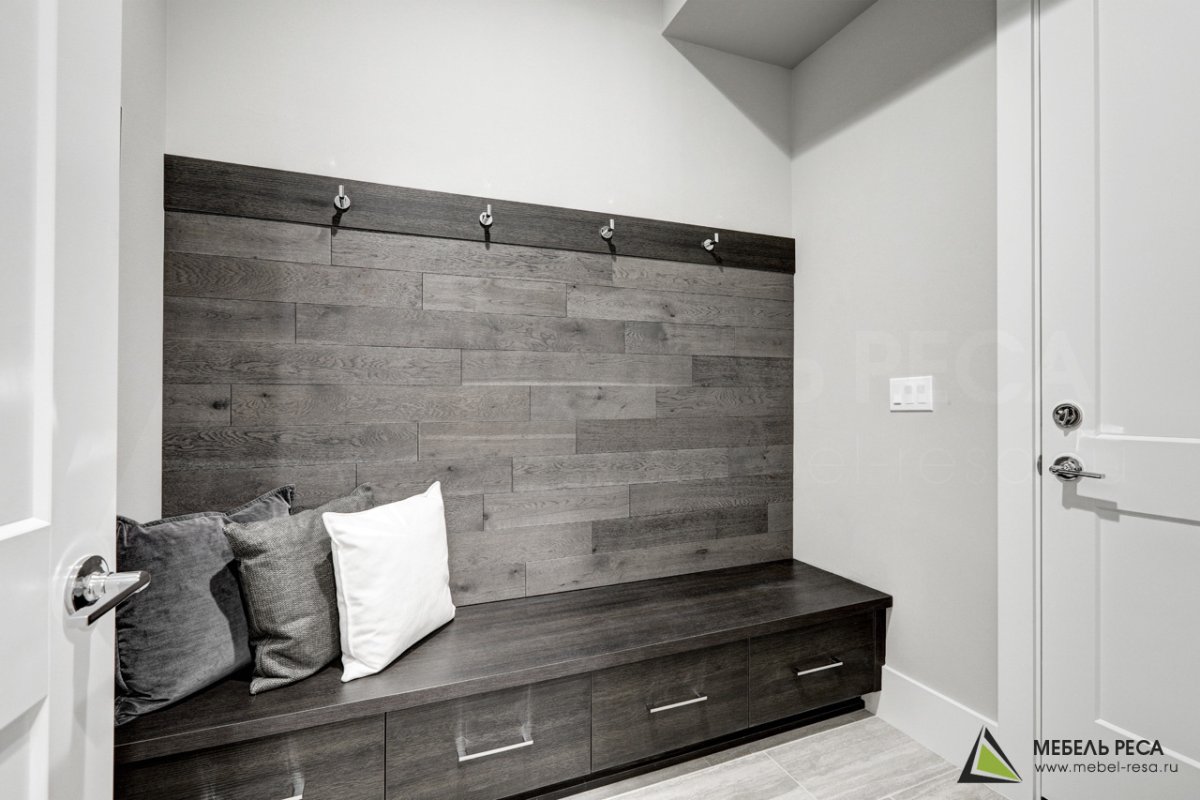 Прихожая в серо белых тонах
