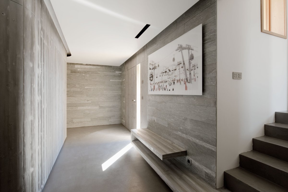 Ламинат на стене в интерьере прихожей