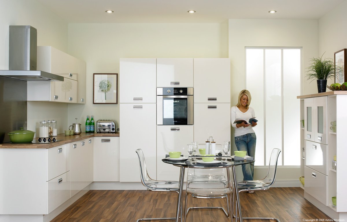 Угловая кухня с невысокой колонной