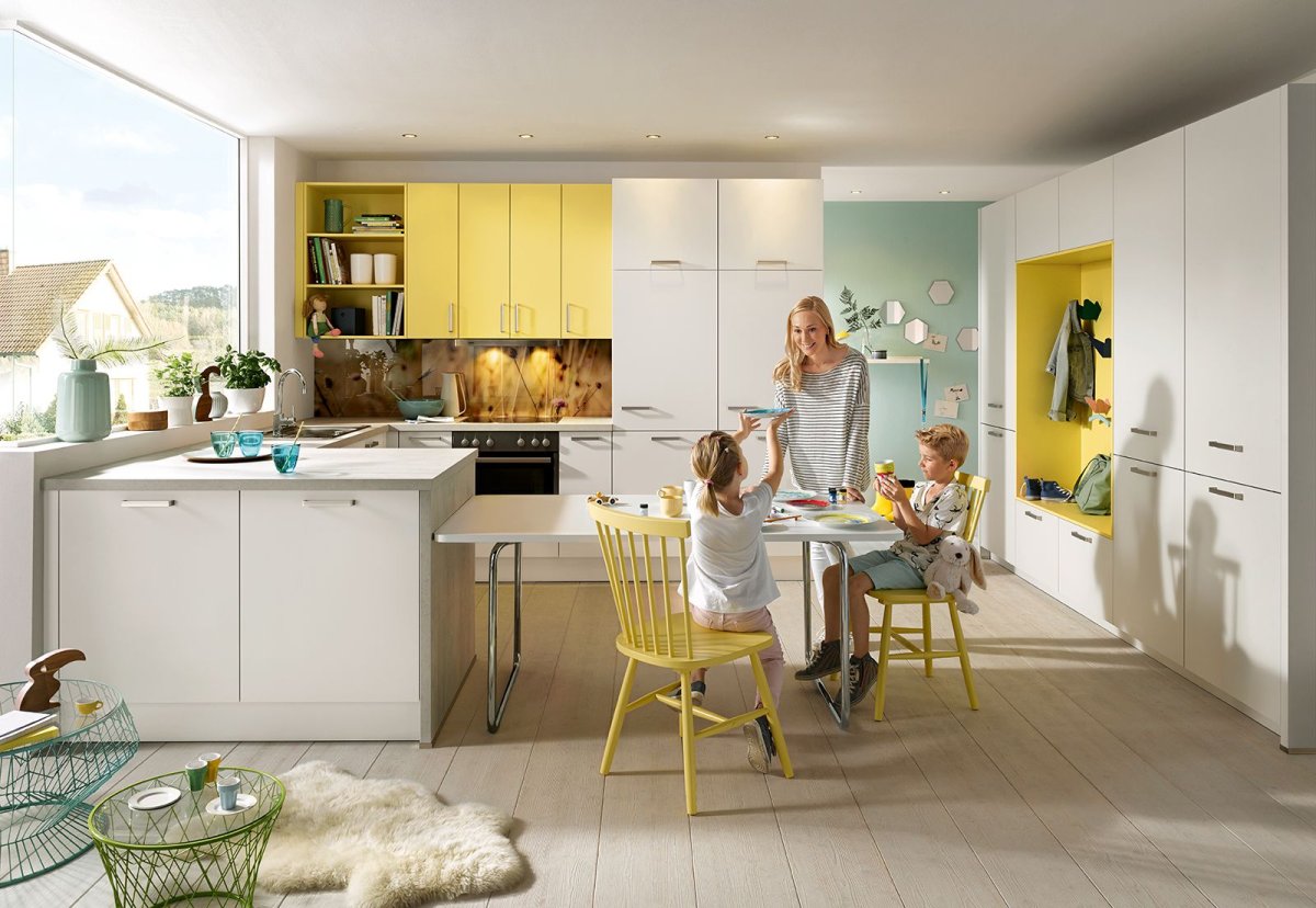 Интерьер кухни с людьми