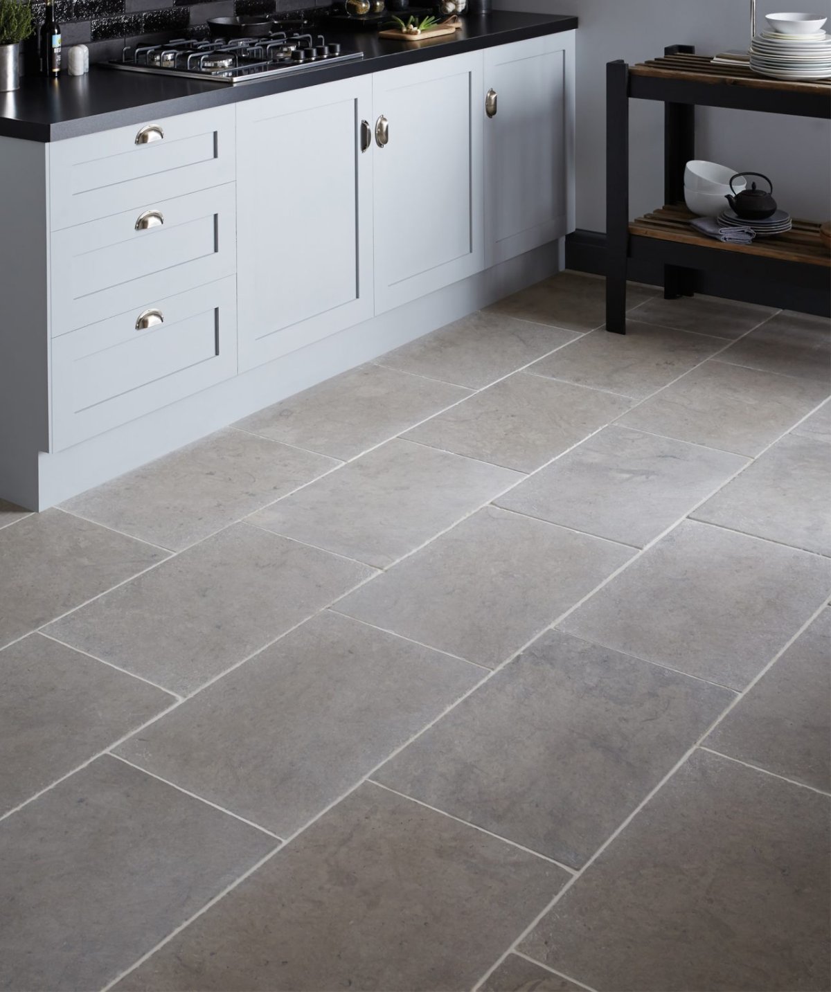 Серая плитка на кухне