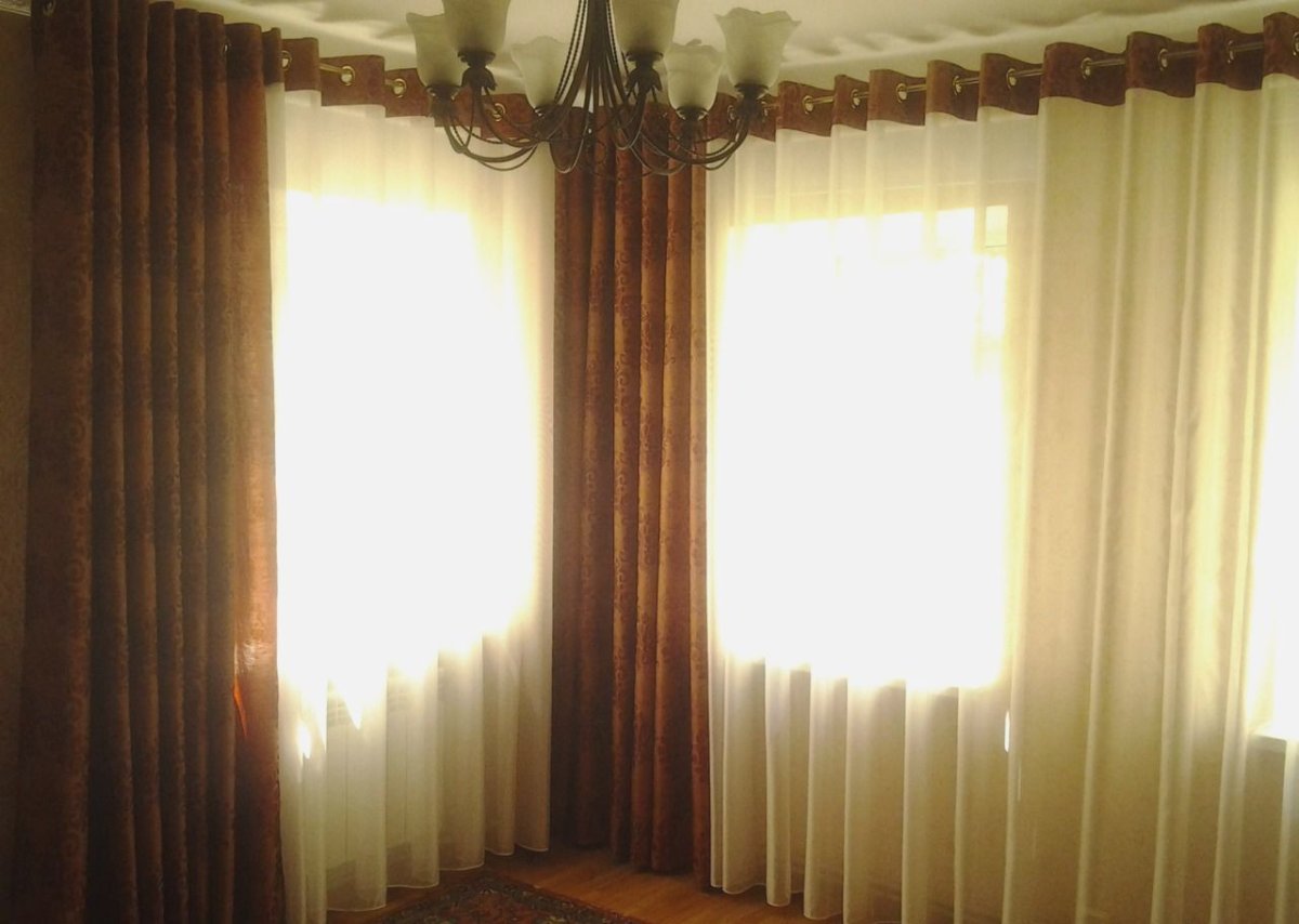 Угловой карниз на два окна