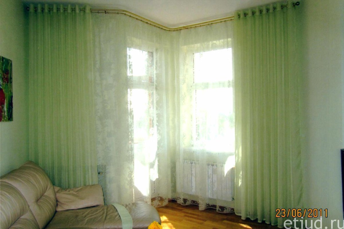 Шторы в угловую комнату с двумя окнами