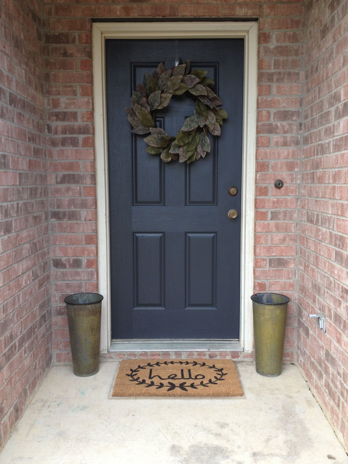 Декор входной двери снаружи в подъезде