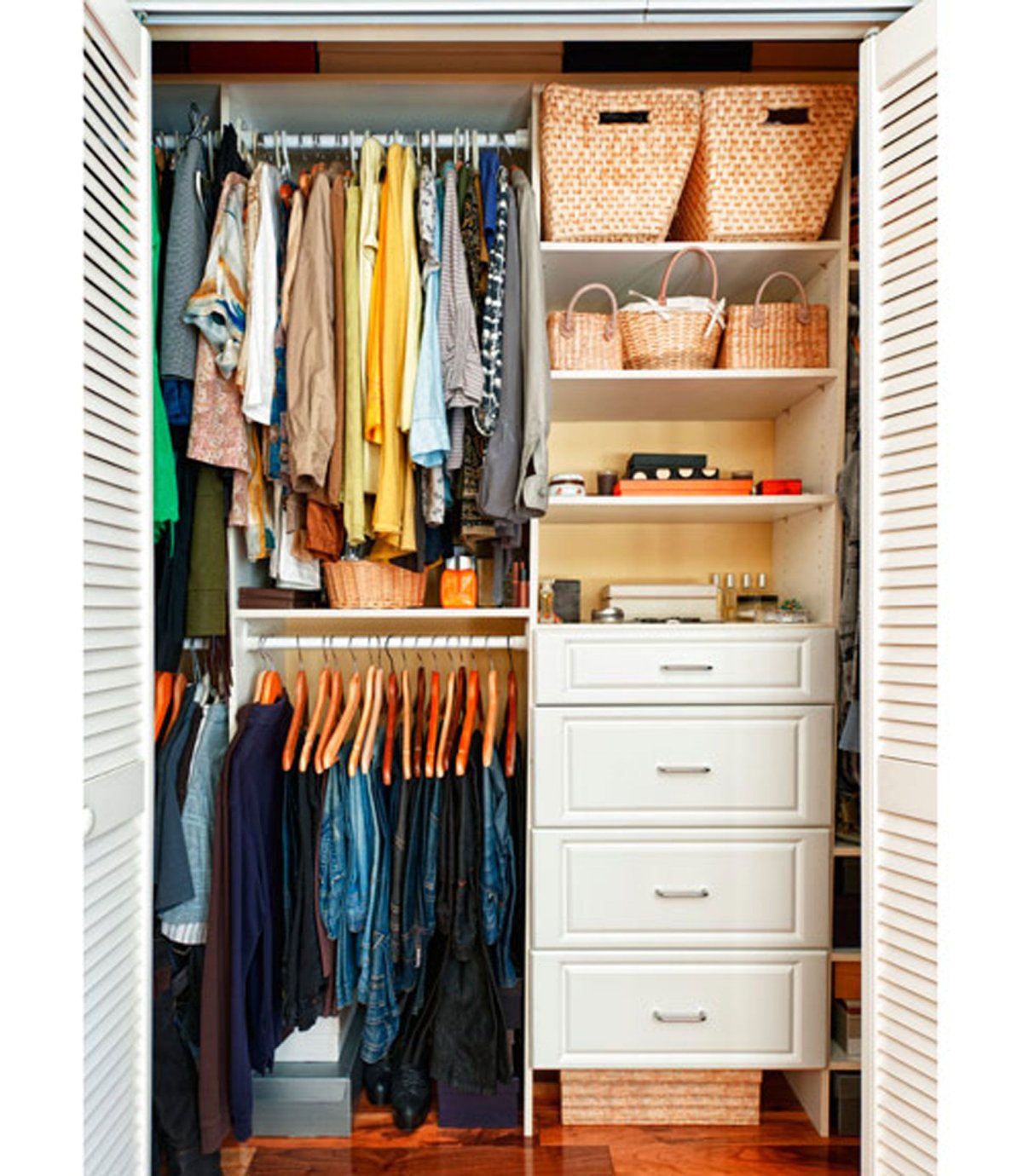 Гардеробная с кабинетом у окна