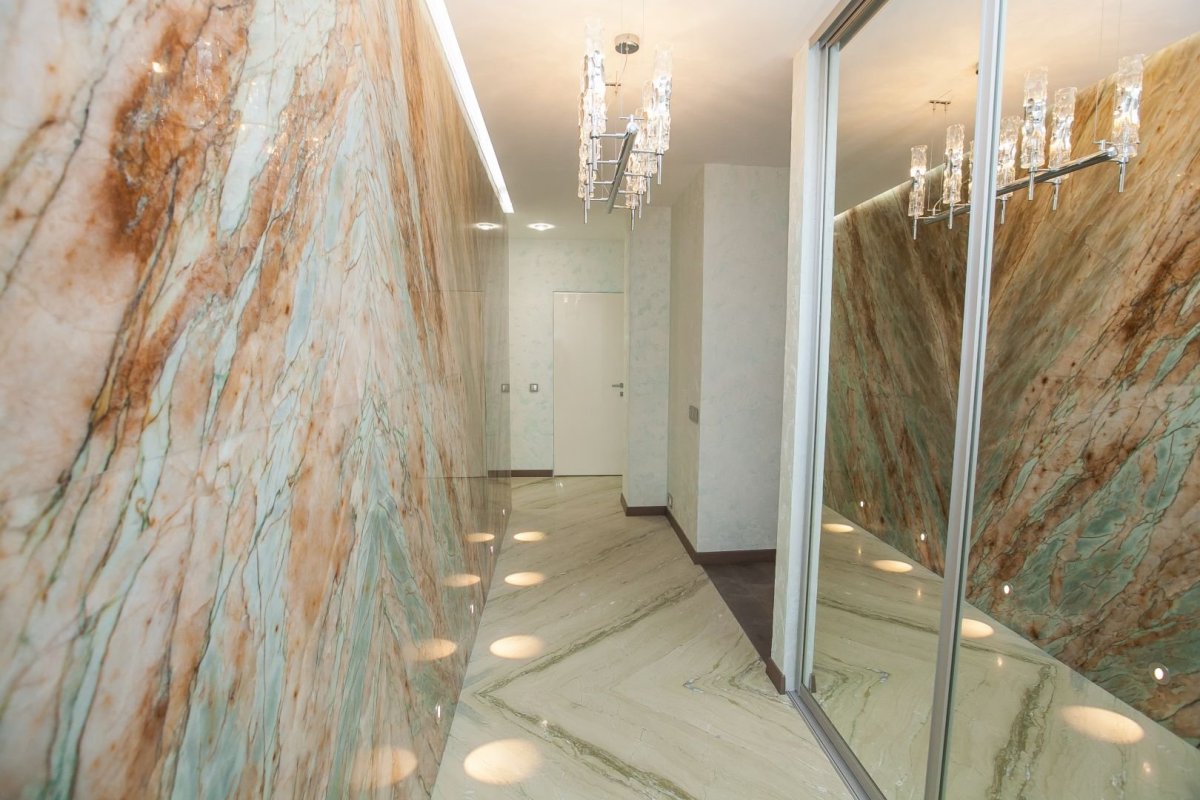 Гибкий мрамор в прихожей