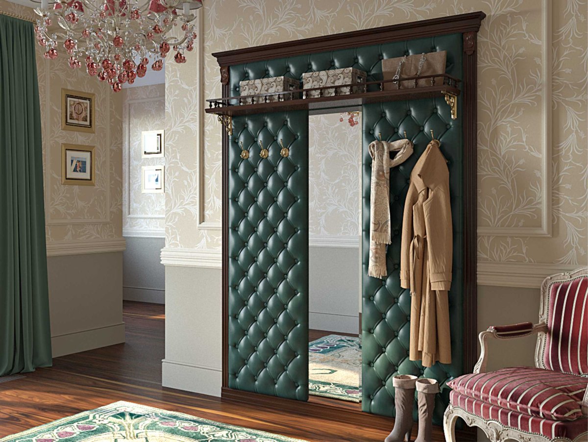 Яркие стены в прихожей