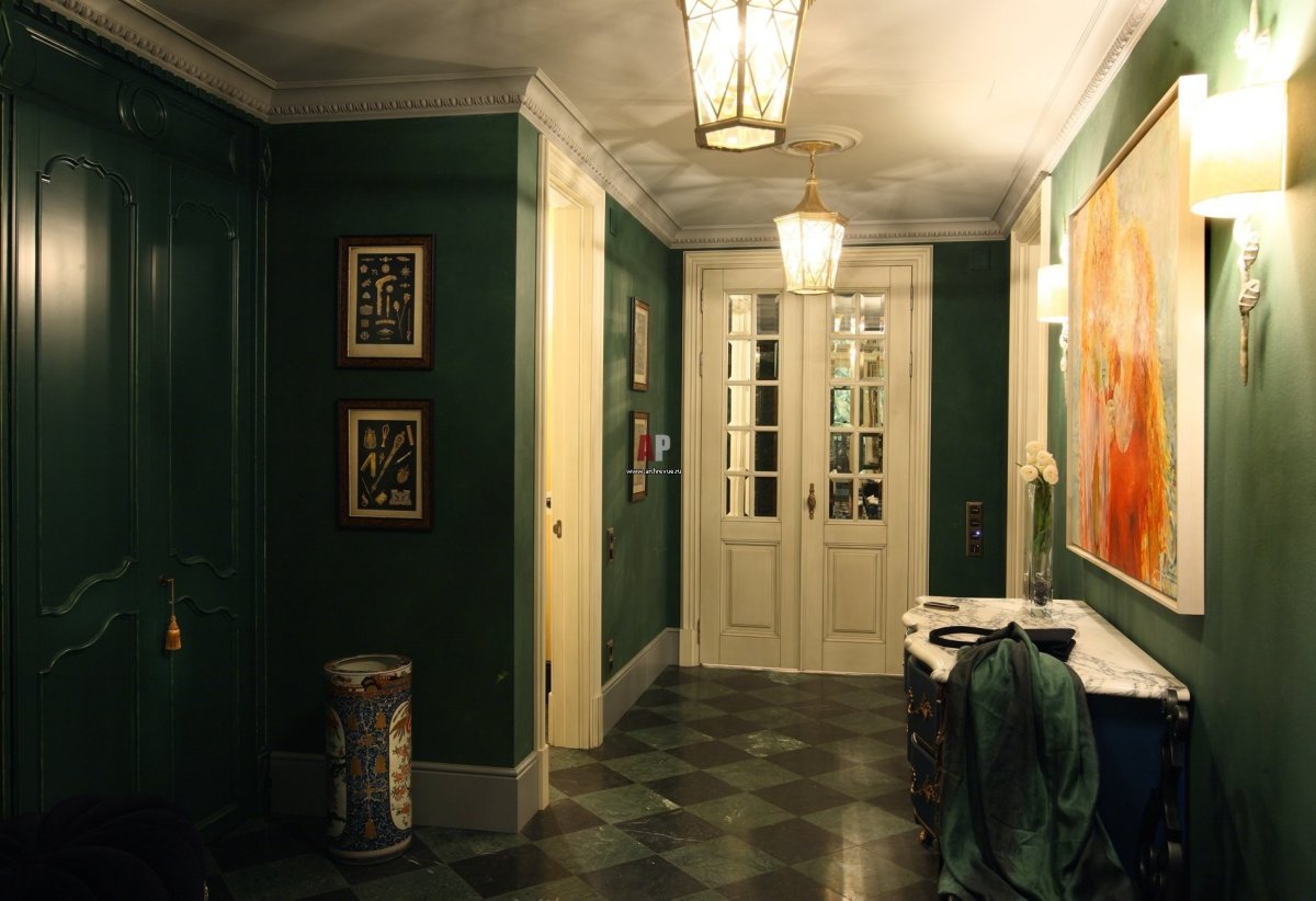 Картина на зеленой стене в прихожей