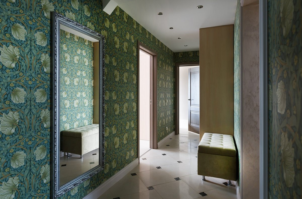 Цветные стены в коридоре