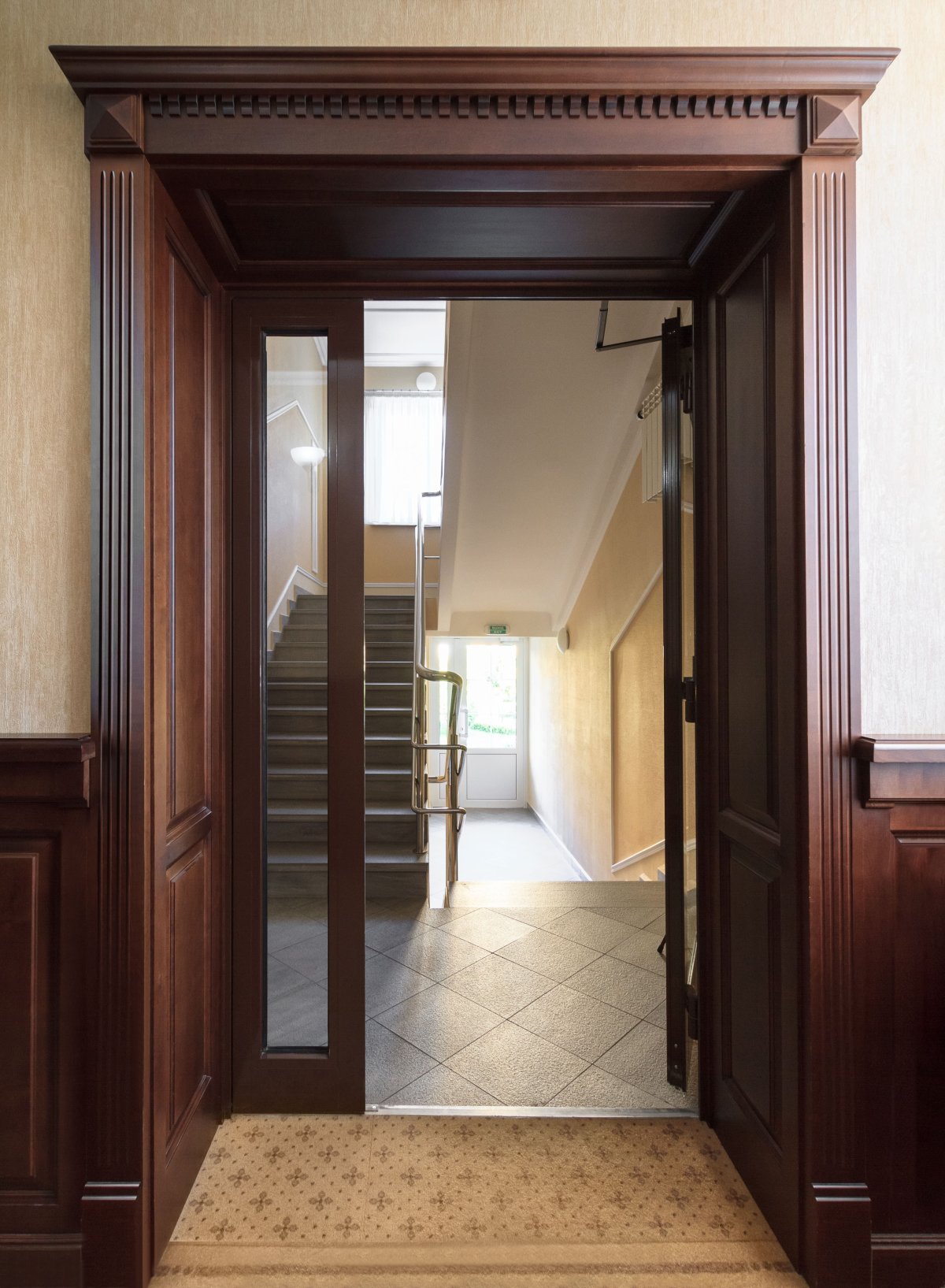 Дверной портал классика