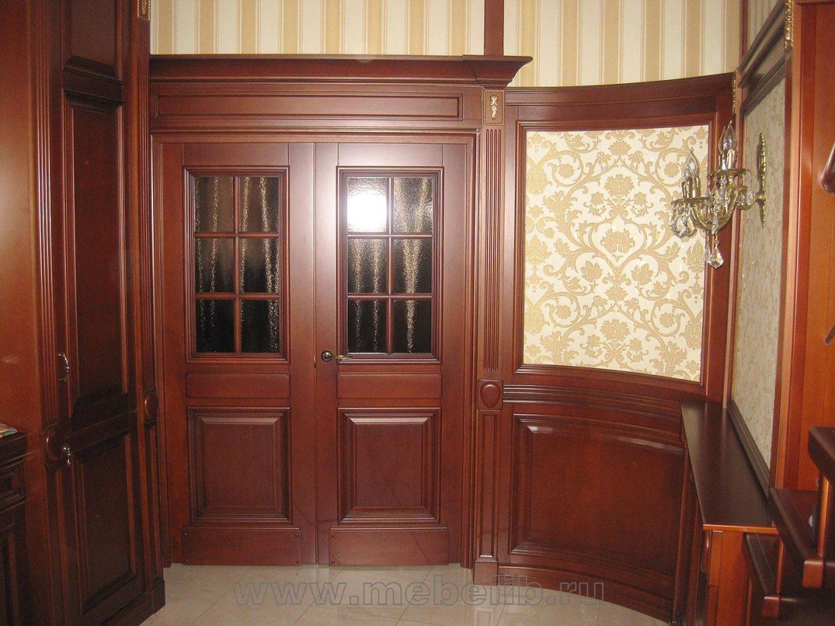 Двери из красного дерева в интерьере