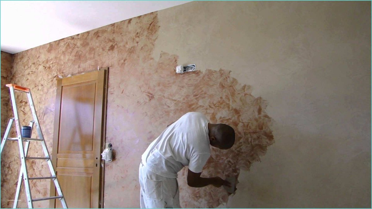 Барельеф из штукатурки на стене