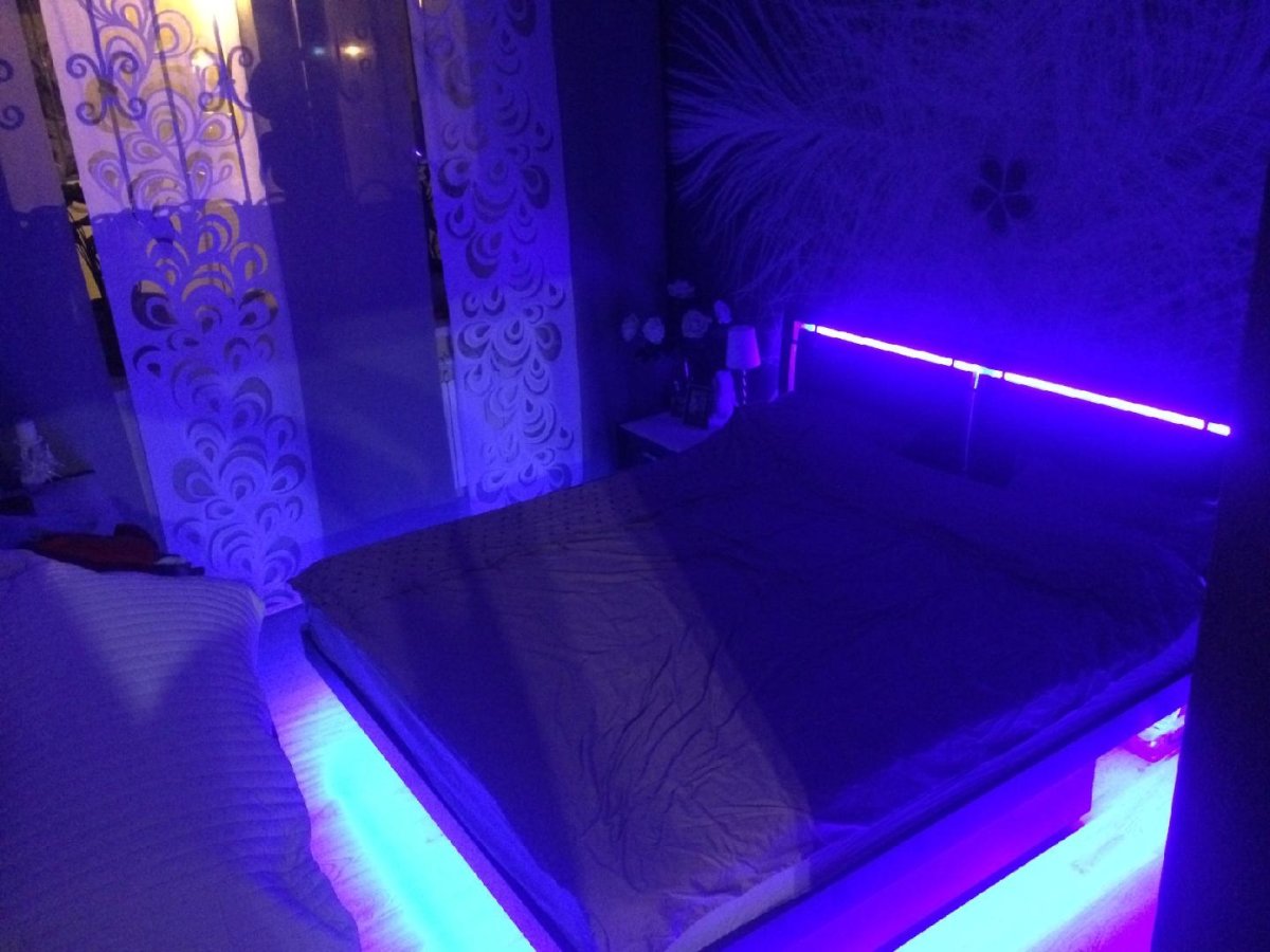 Комната с неоновой подсветкой