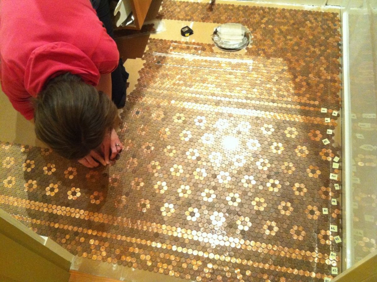 Столешницы украшенные монетами