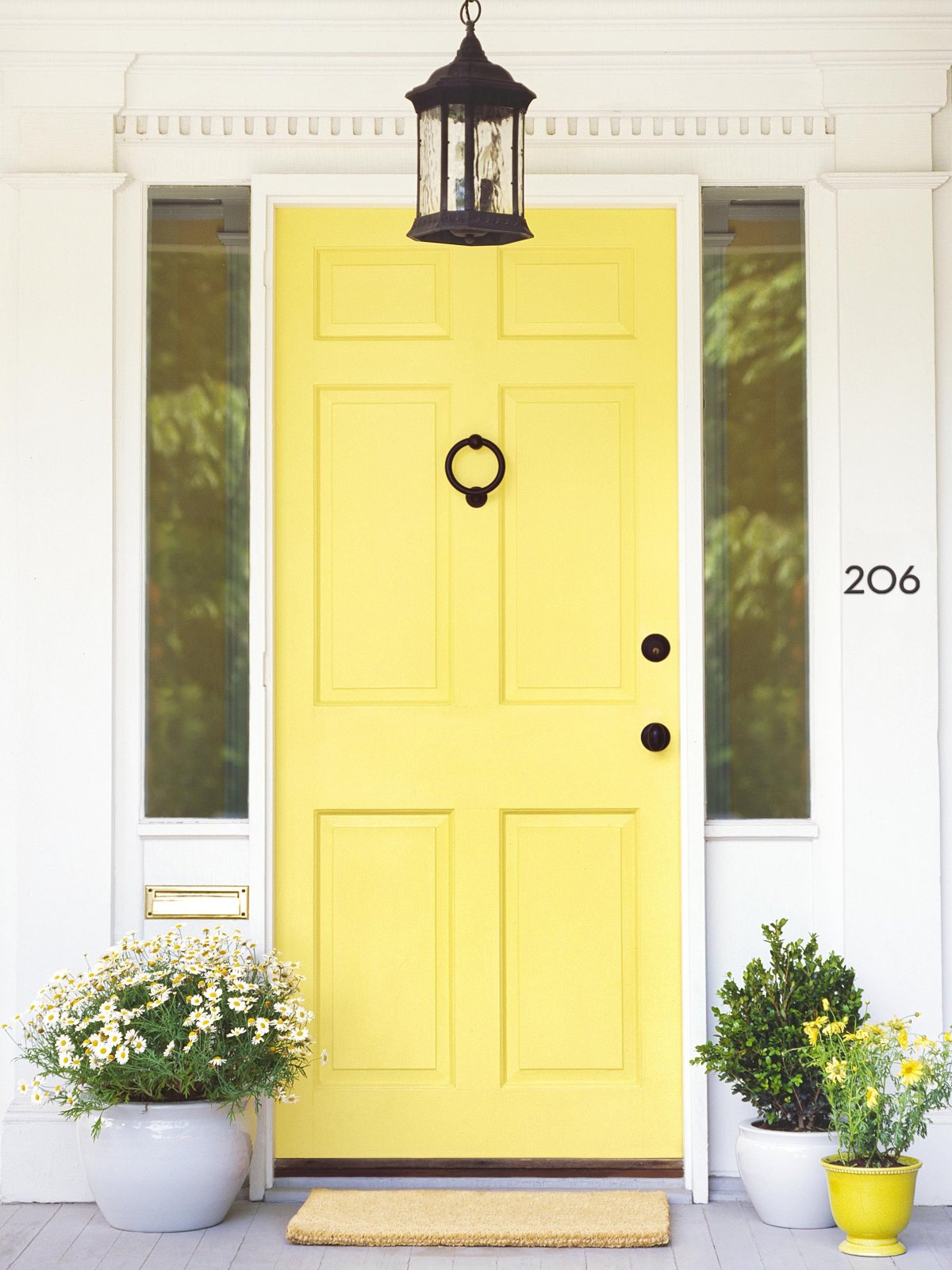Желтая входная дверь