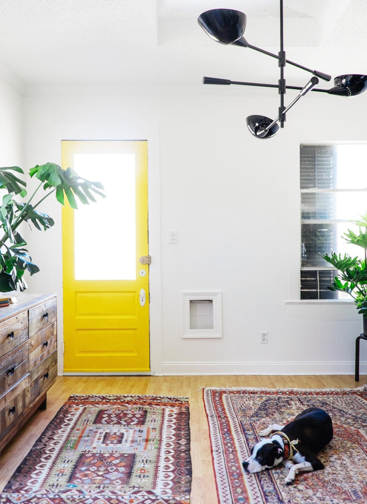 Желтая входная дверь