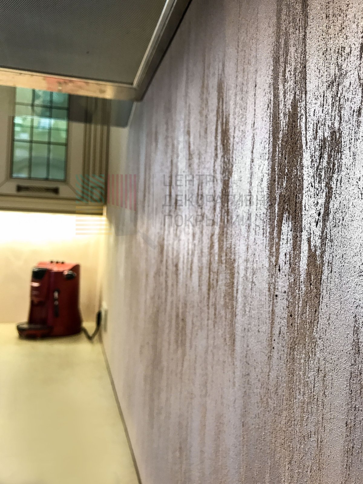 Декоративная штукатурка с эффектом песка на кухне