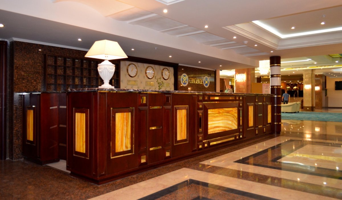 Вывеска гостиница на двери