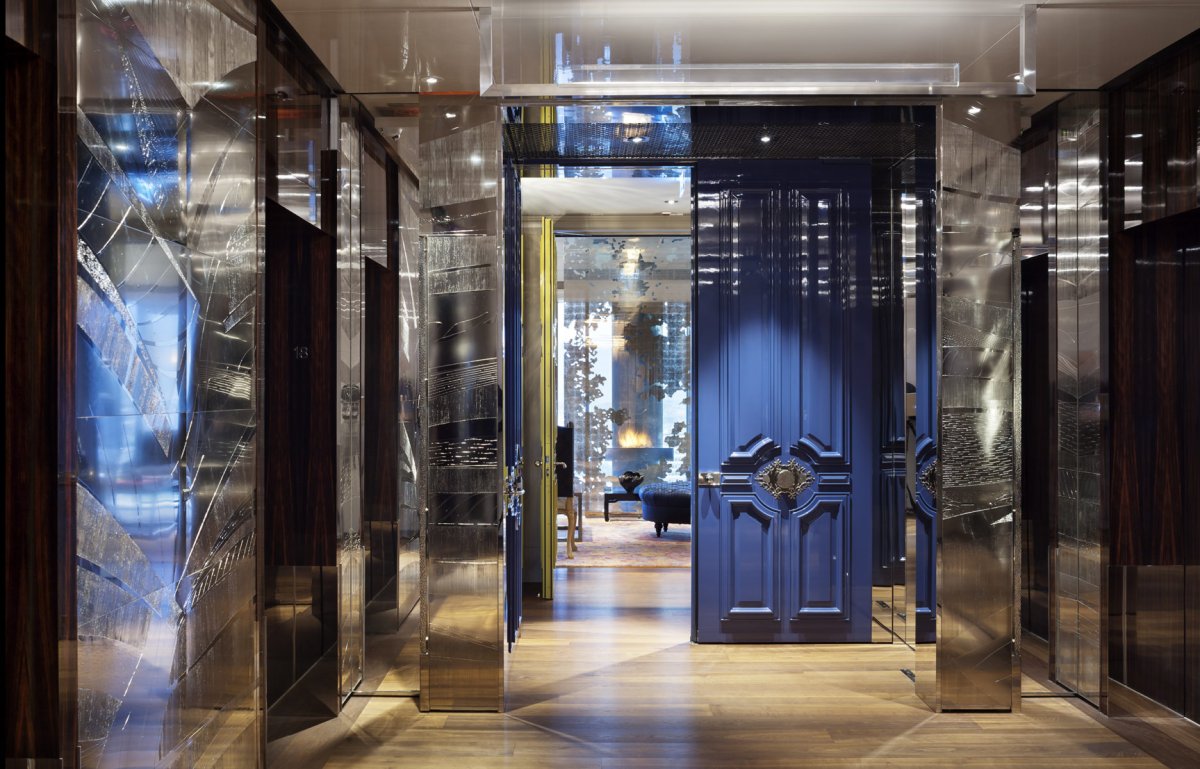 Входная дверь в лобби