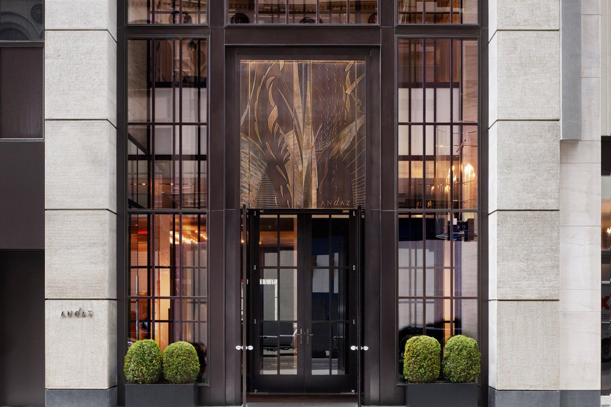 Входная дверь в ресторан