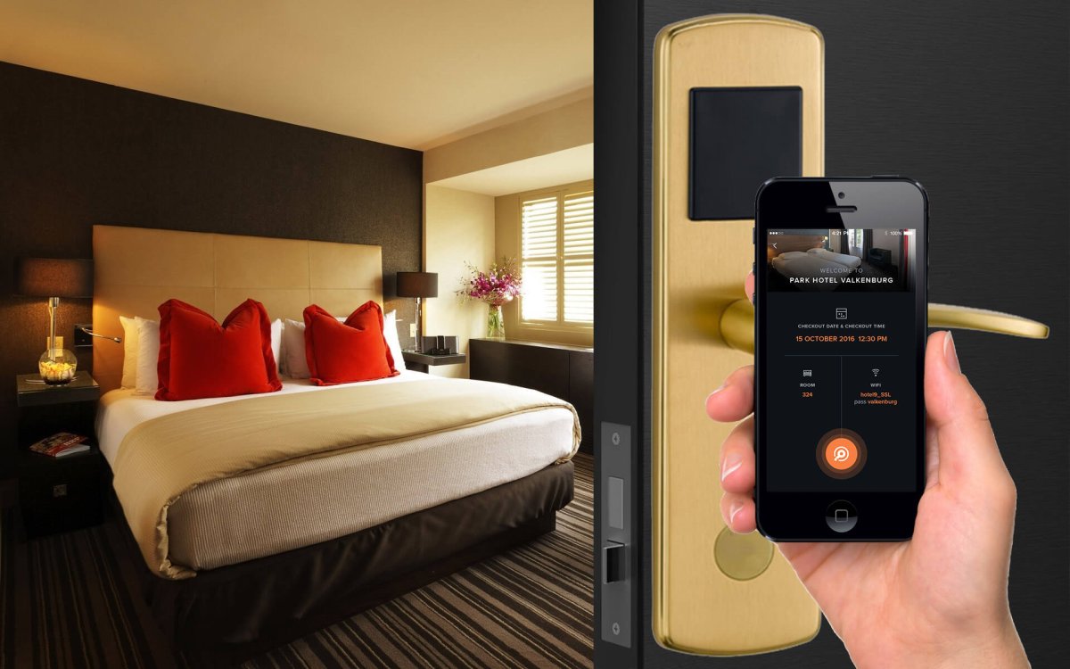 Бизнесмен заходит в отель