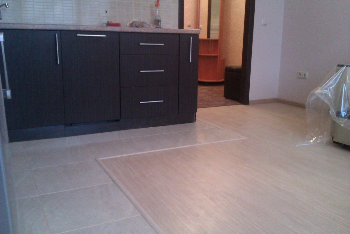 Комбинированный пол на кухне