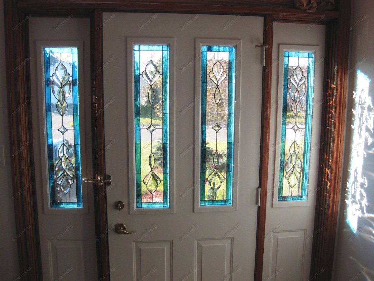 Распашные двери с витражами